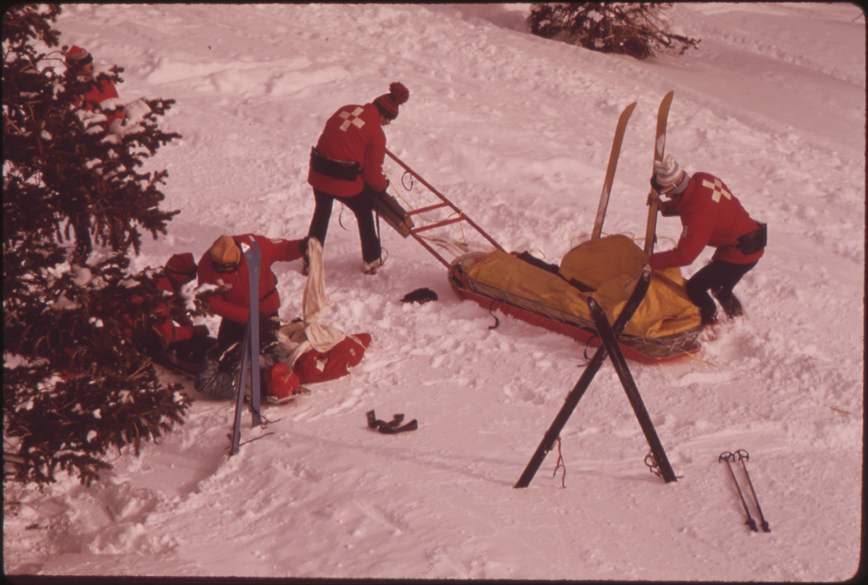 SKI_PATROL_ATTENDS_AN_INJURED_SKIER._CROSSED_SKIS_INDICATE_AN_INJURY_-_NARA_-_554256 (1)